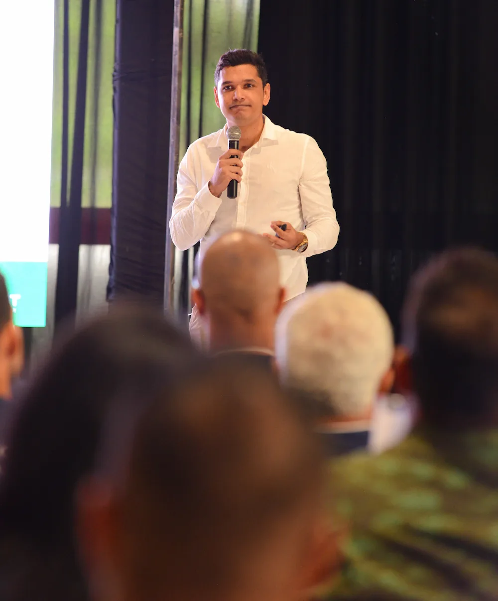 Deivson Lest em palco, conduzindo a palestra Motivos Para Voltar Para Casa.